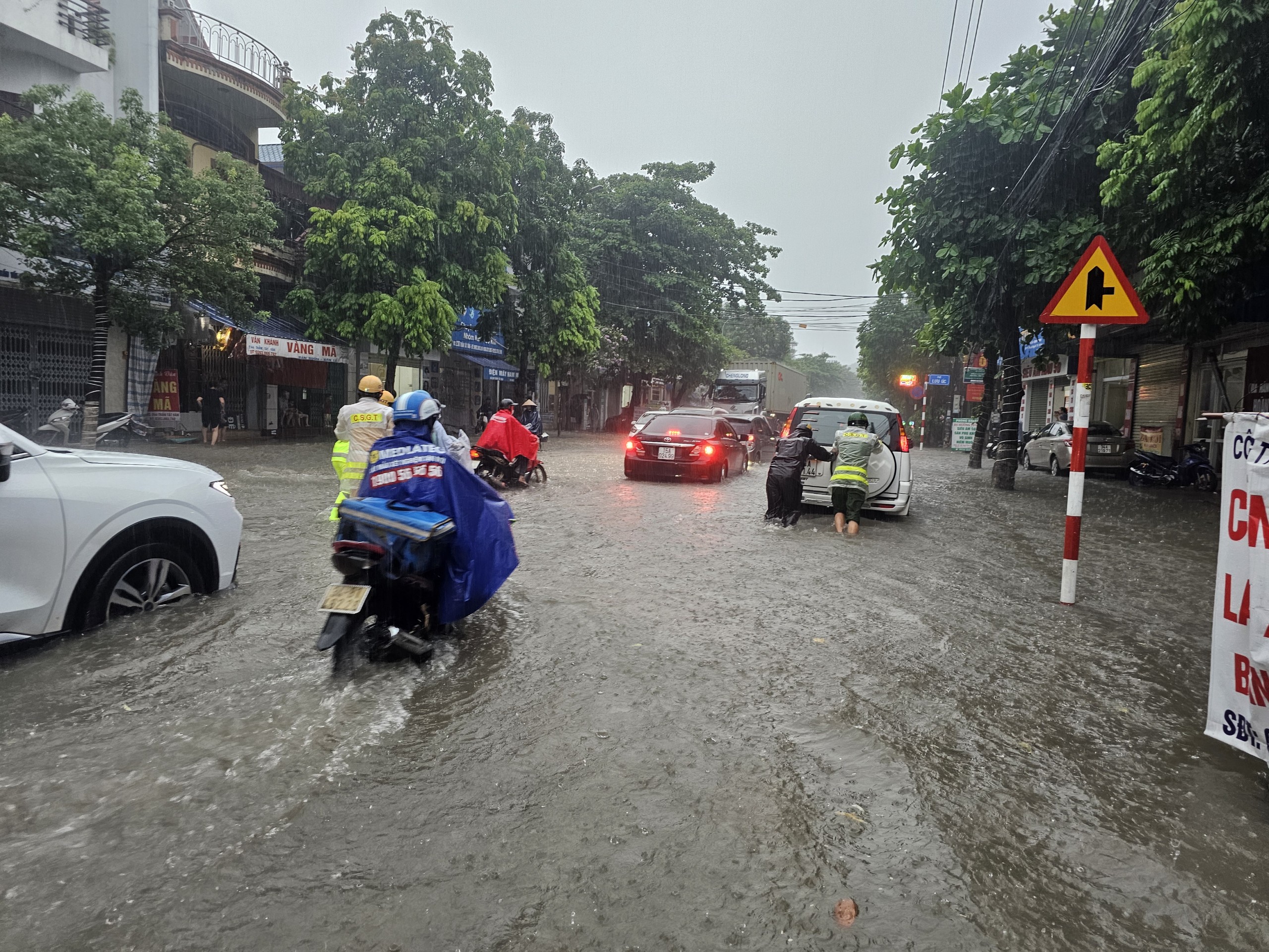 Ban Chỉ huy ƯPT Công an thành phố chỉ đạo về phòng, chống bão số 2